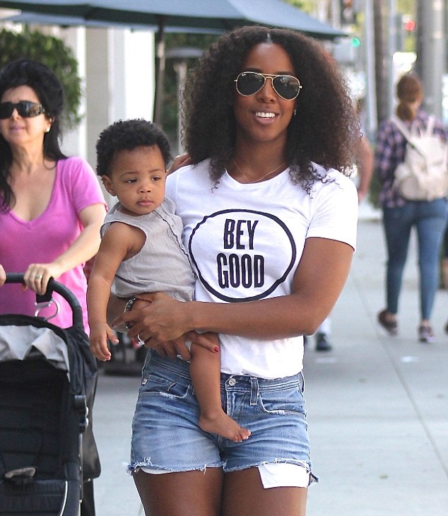 Kelly Rowland takes her cute son Titan for a walk (Photos)