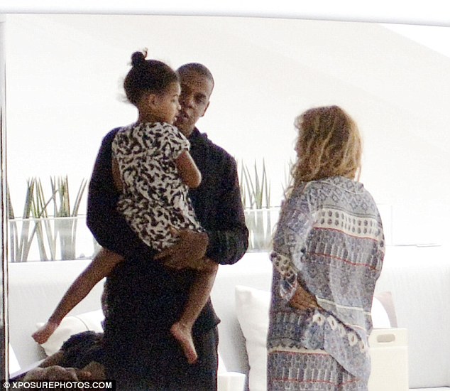 Beyonce ,Jay Z and Blue Ivy enjoy Italian getaway aboard yacht(Photos)