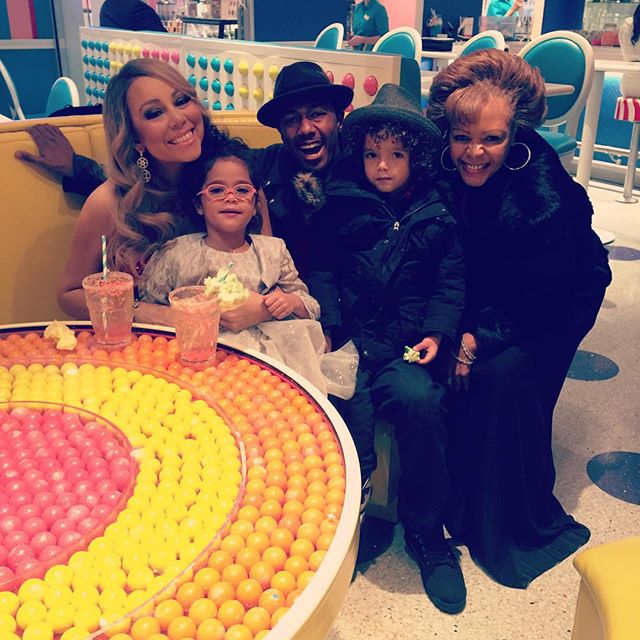 Mariah Carey & Nick Cannon Reunite For Some Holiday Fun With Their Kids