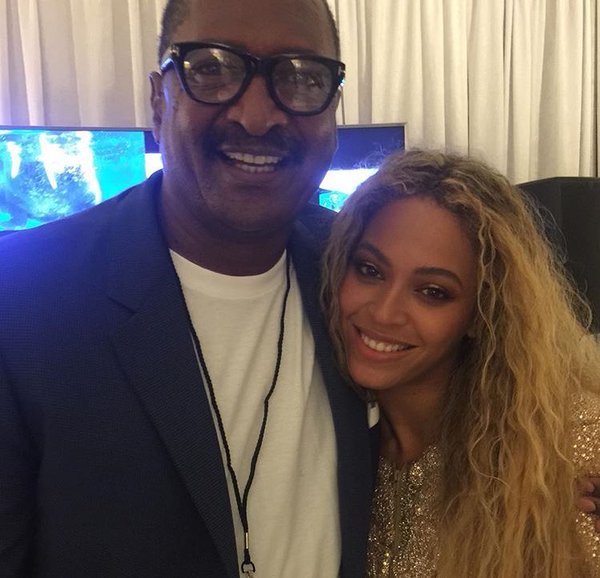 Beyonce And Solange Pose For Pictures With Their Dad, Mathew Knowles