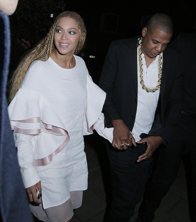 beyonce and jay z who just could not walk and had to look down due to the gold chain around his neck 2/7/2016 blitz pictures